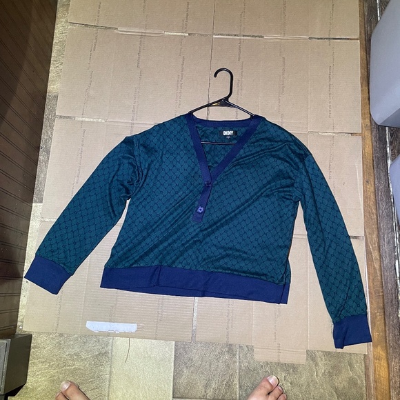 DKNY Men's Monogram Print V-Neck Sweater - Green & Navy - Size Medium - Picture 1 of 4